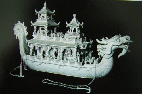 瓷雕龙船
